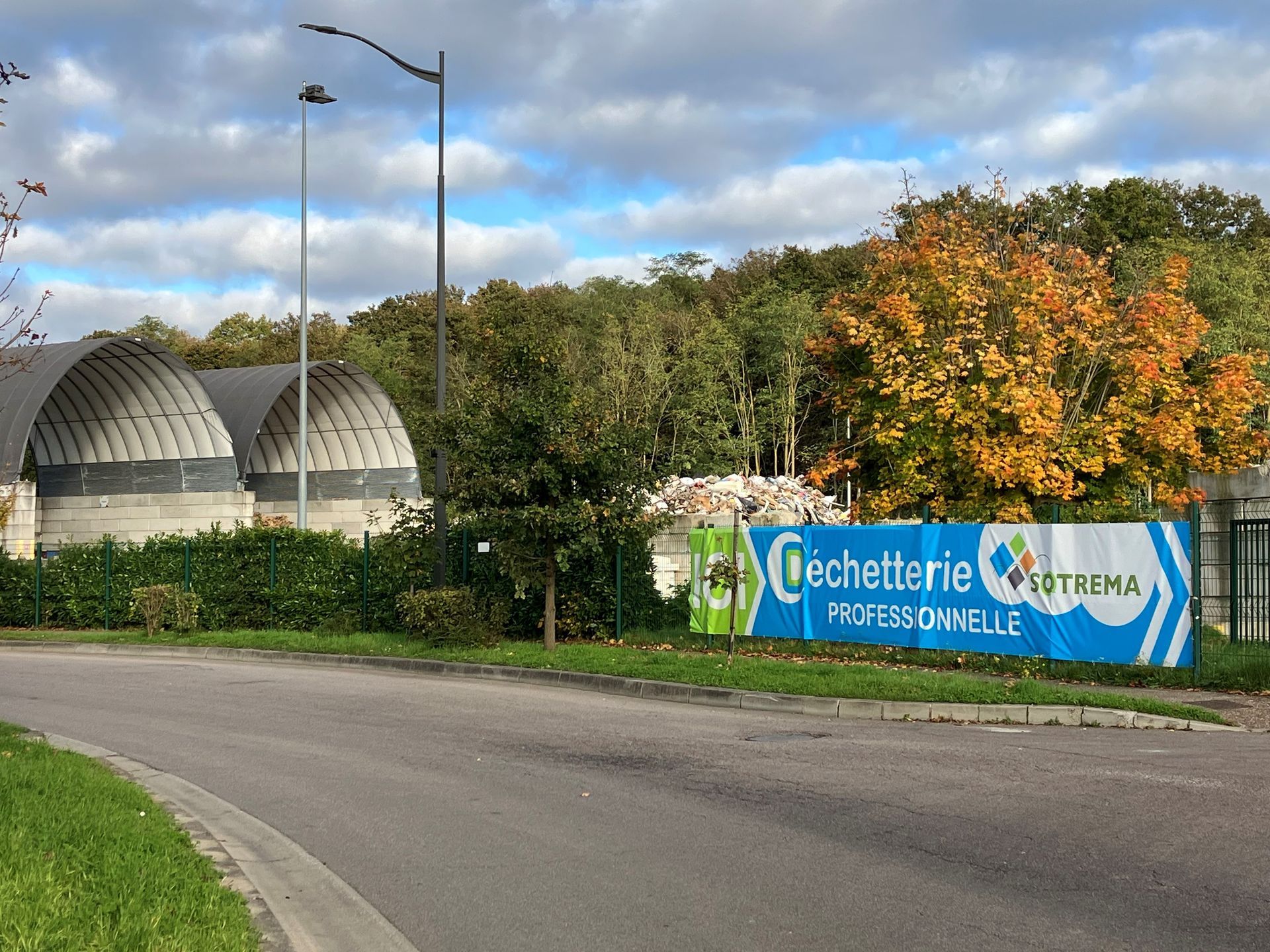 vue de l'entrée de la déchetterie de la Sotrema