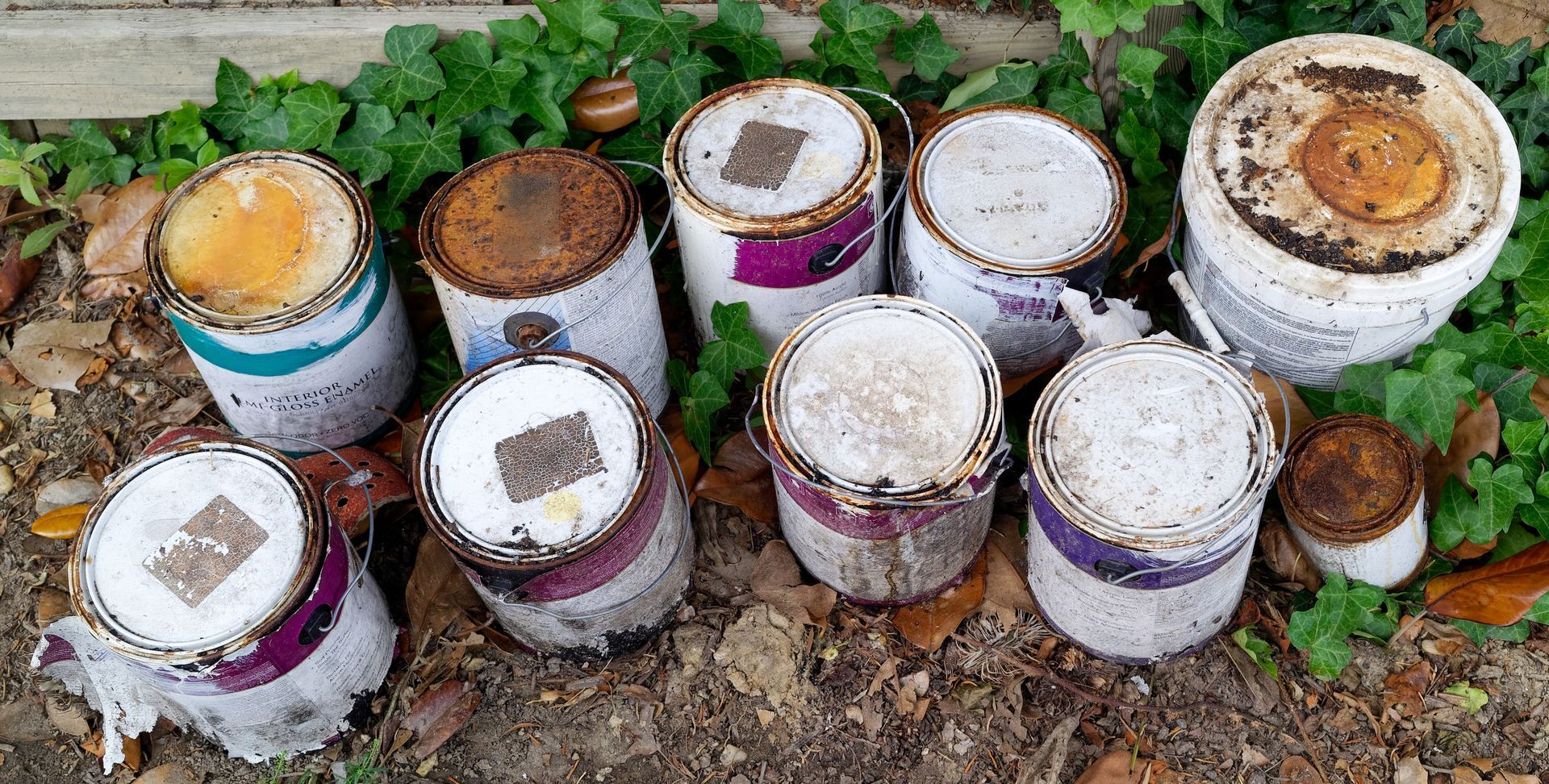 pots de peintures et de produits toxiques