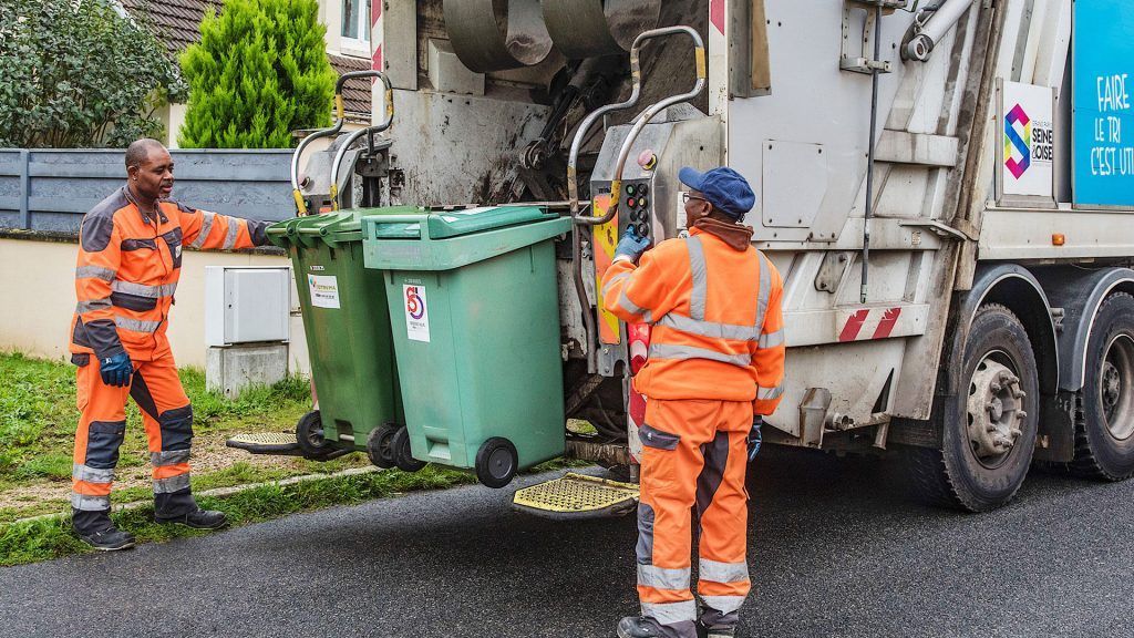 ripeurs en train de charger des conteneurs