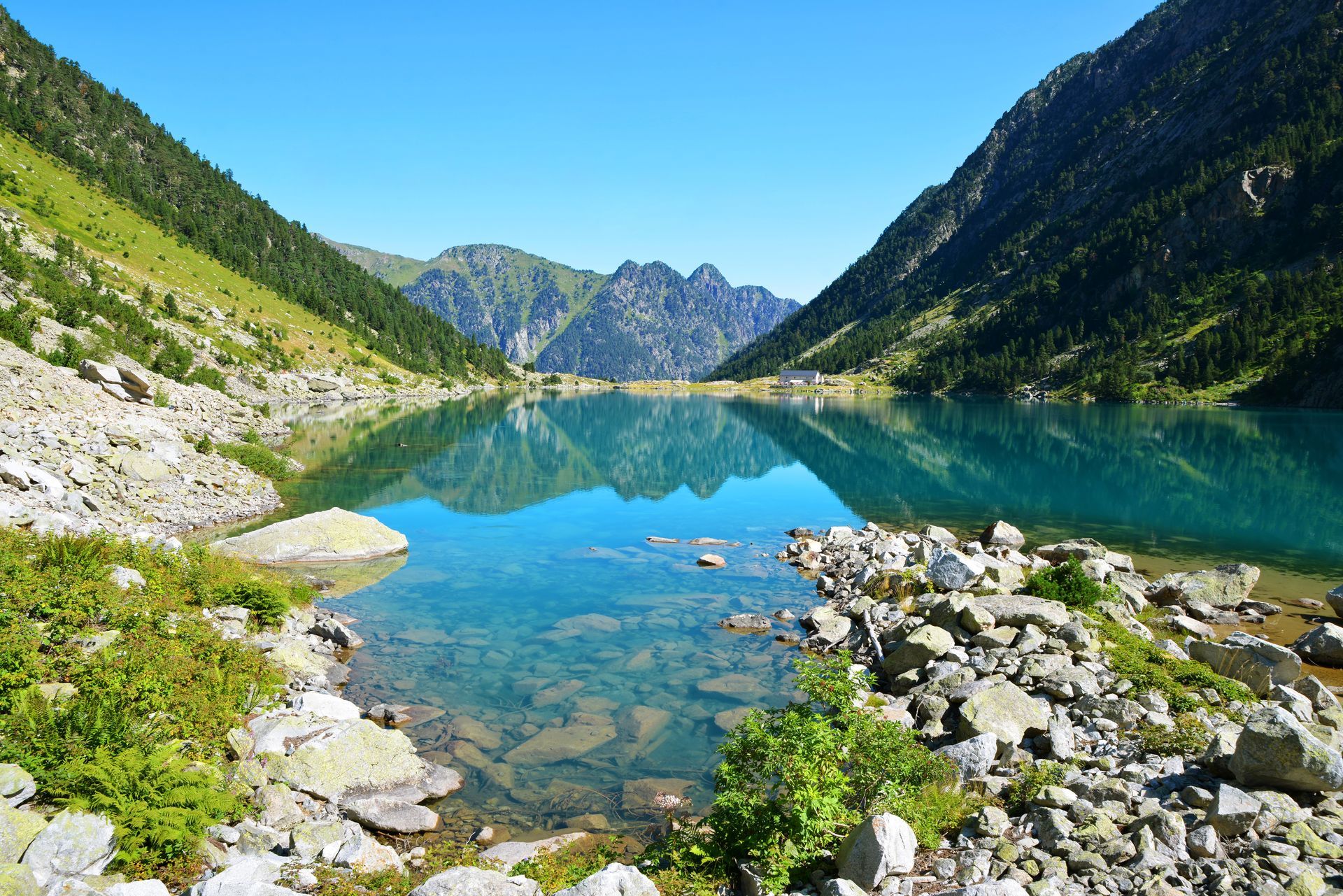 Cauterets, paysage avec lac, galets et montagne