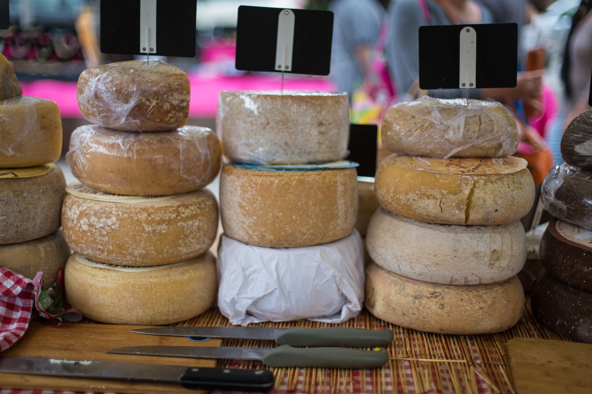 Marché, gros plan sur meules de fromage