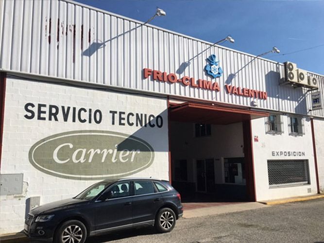 Fachada del edificio con señalización de 