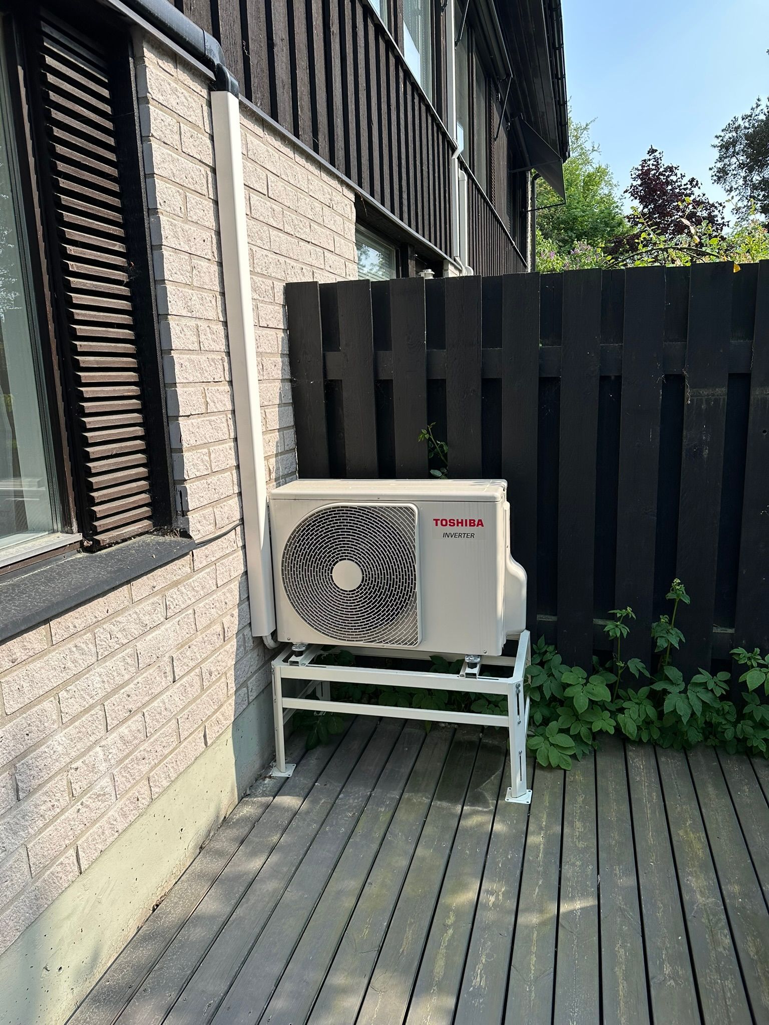 Tyylikkäästi asennettu ilmalämpöpumpun ulkoyksikkö omakotitalon seinustalle Mynämäen kohteessa.