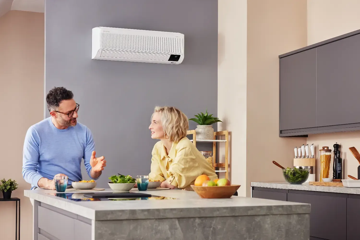 Energiatehokas ilmalämpöpumppu asennettuna siististi huoneen yläosaan optimaalisen ilmankierron takaamiseksi.