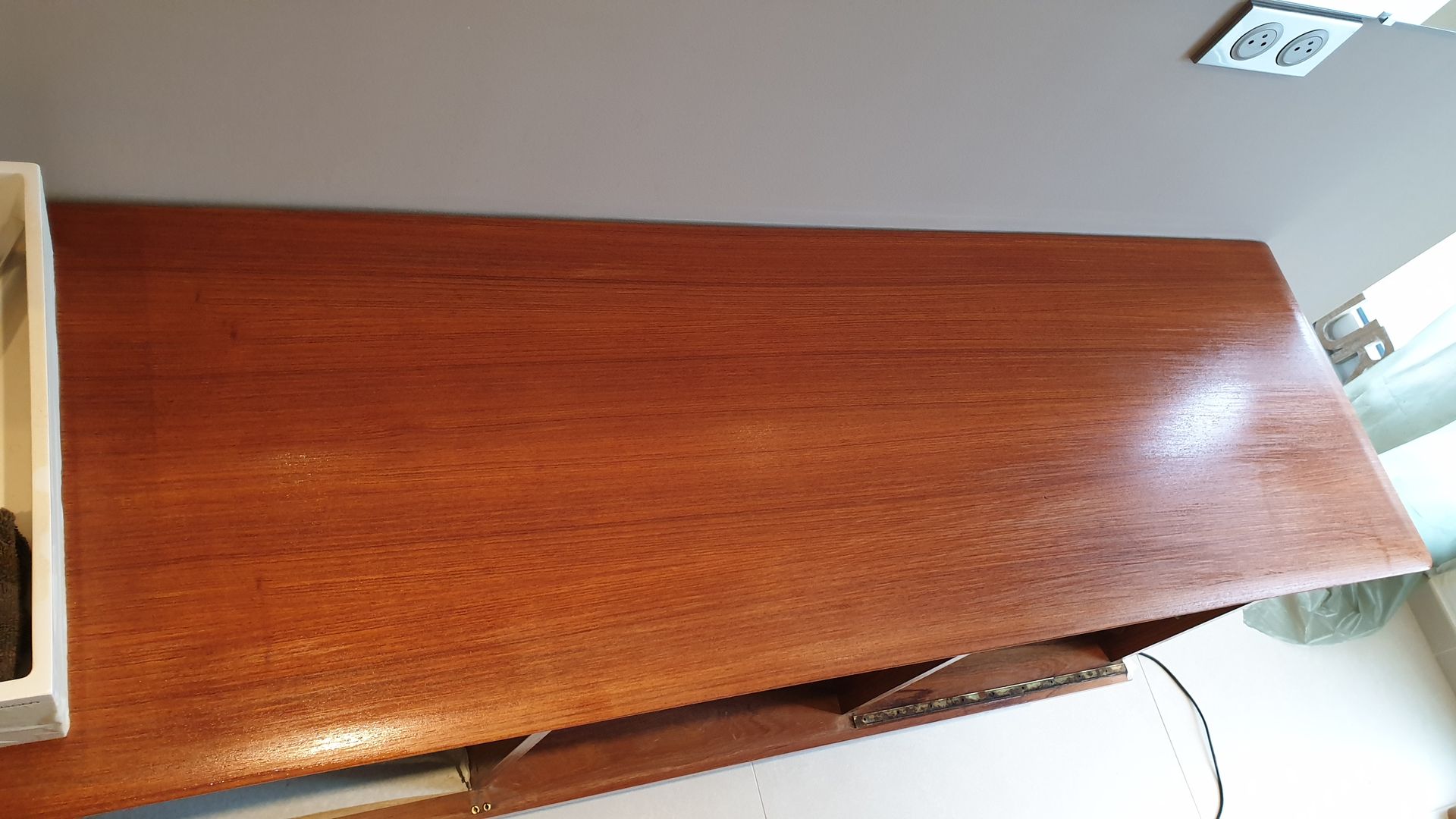 Meuble en bois, à la surface lisse et brillante. Vue de dessus.