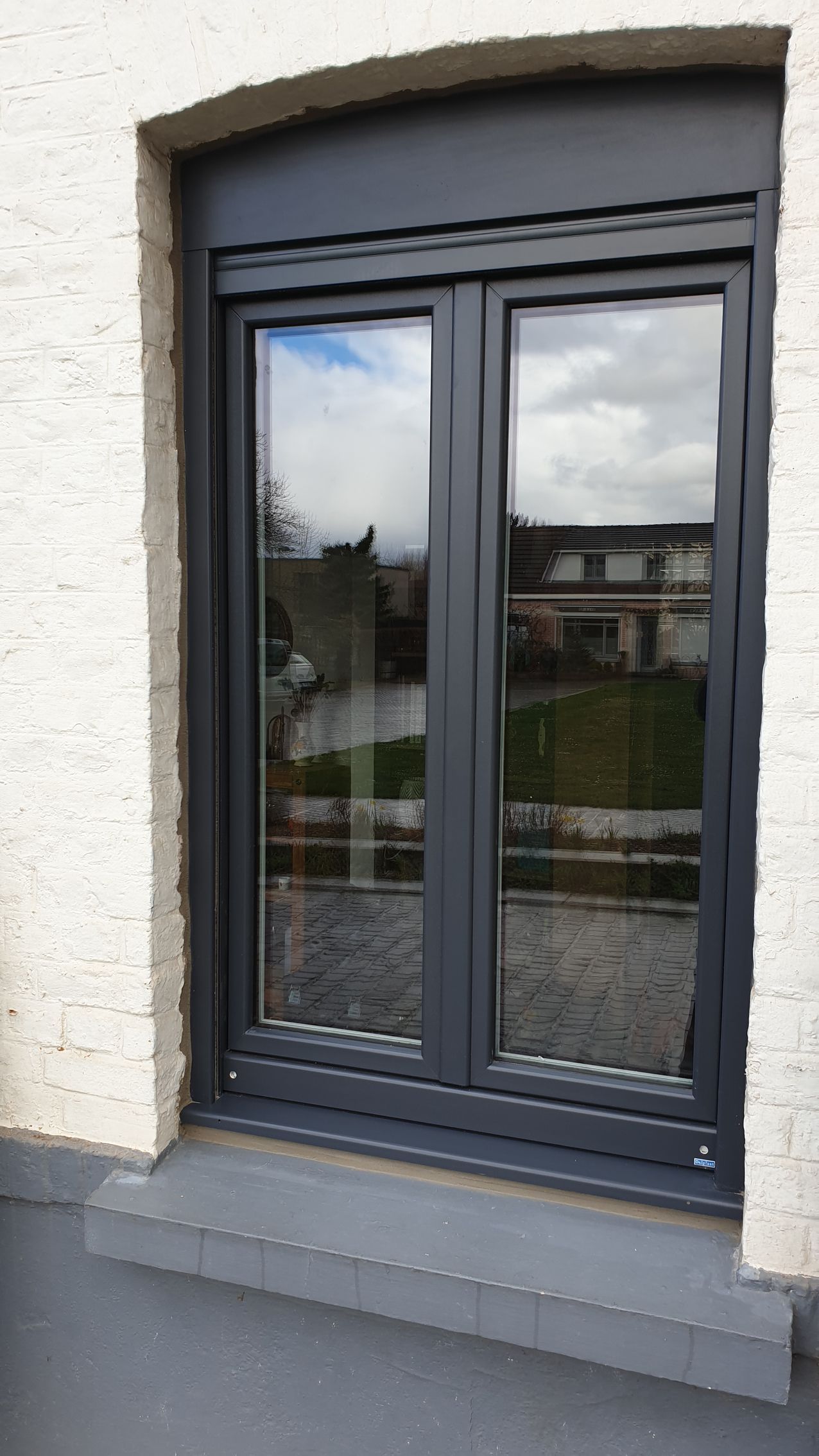 Double fenêtre gris foncé.