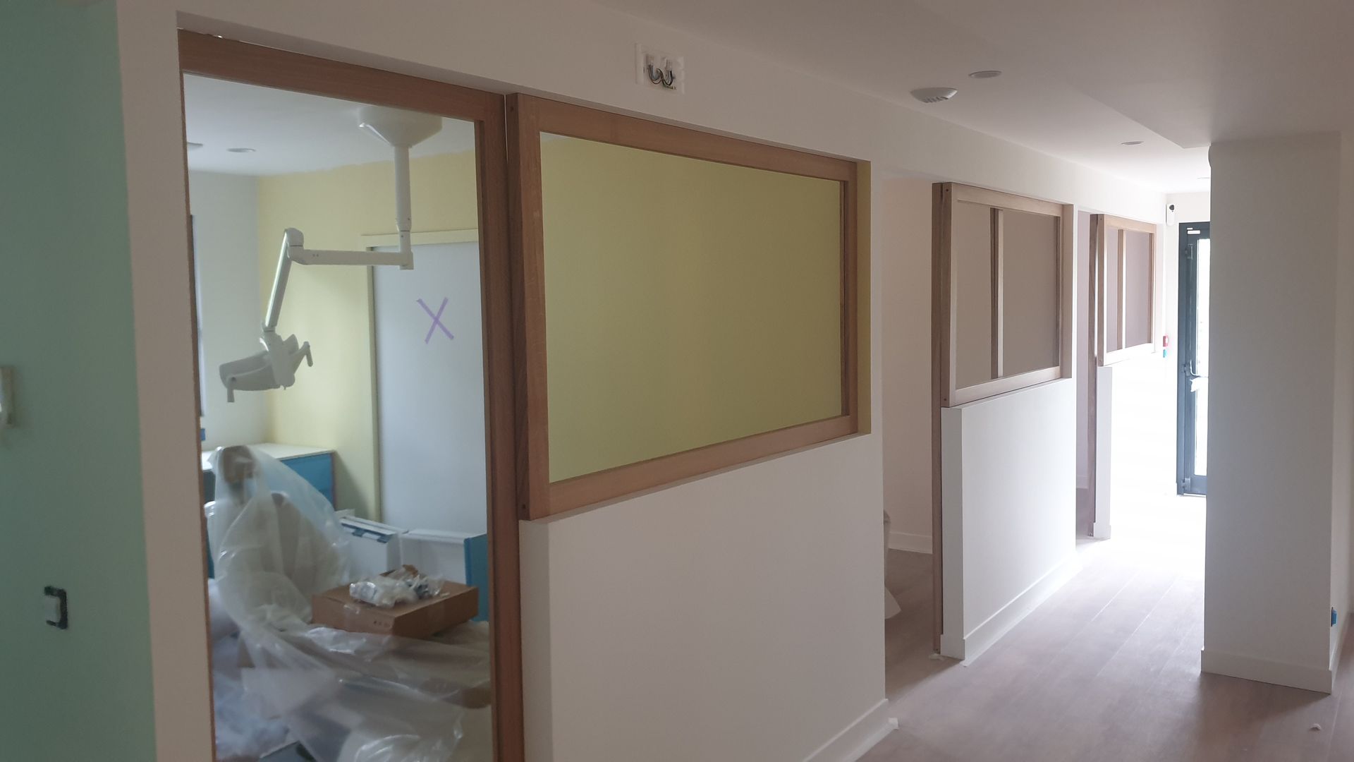 Couloir desservant des salles de consultation.