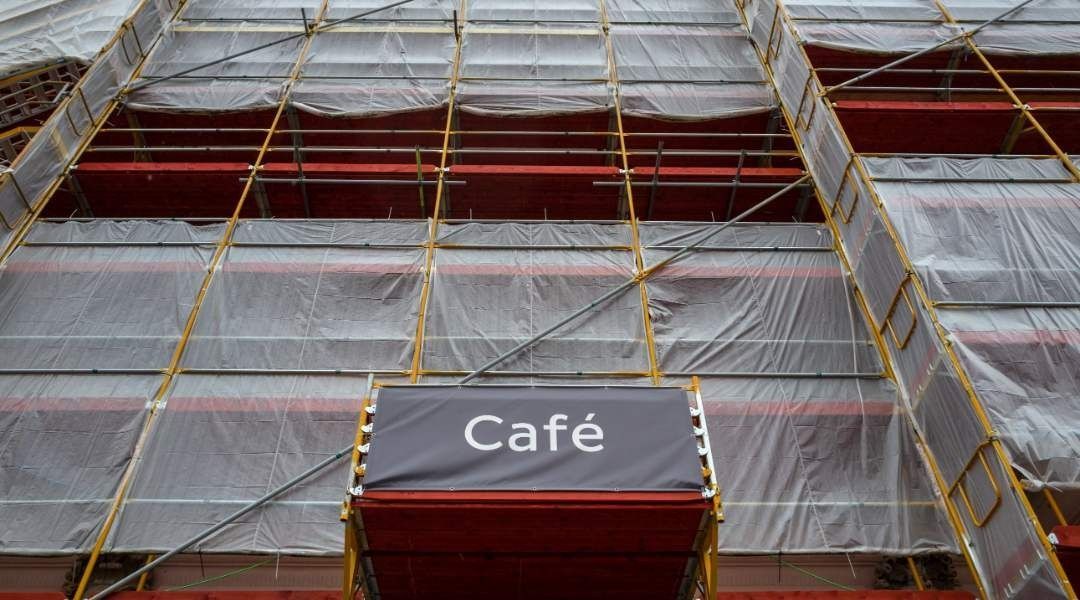 Un cartel en el costado de un edificio que dice cafetería.