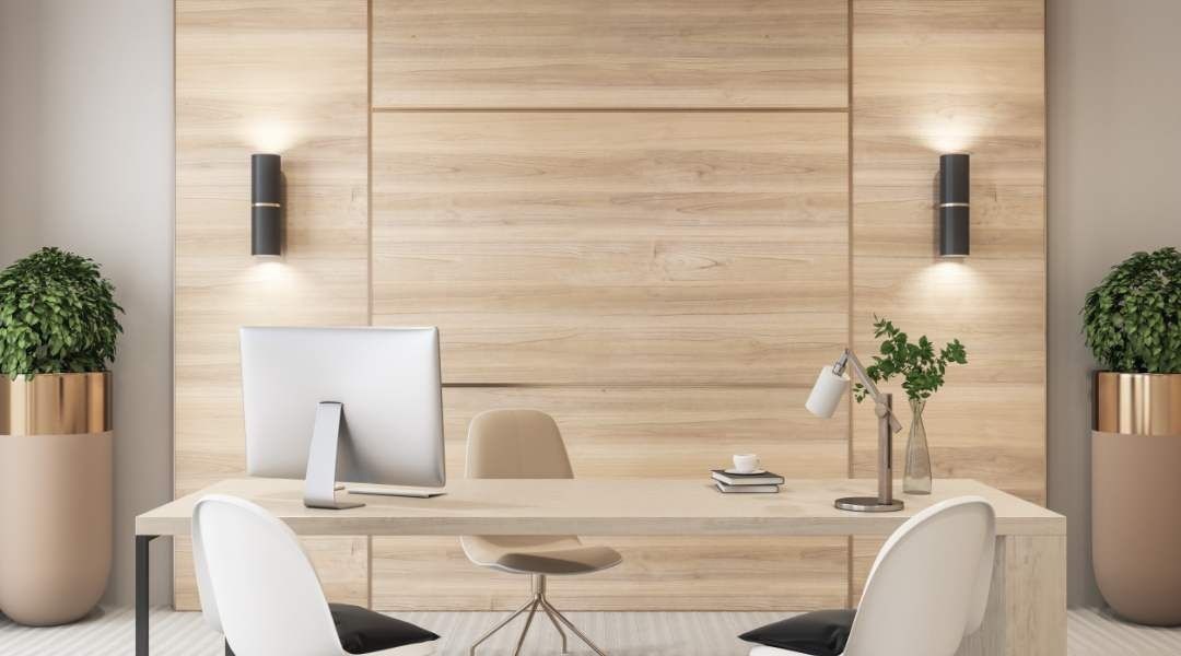 Una oficina moderna con una pared de madera y un escritorio con una computadora encima.