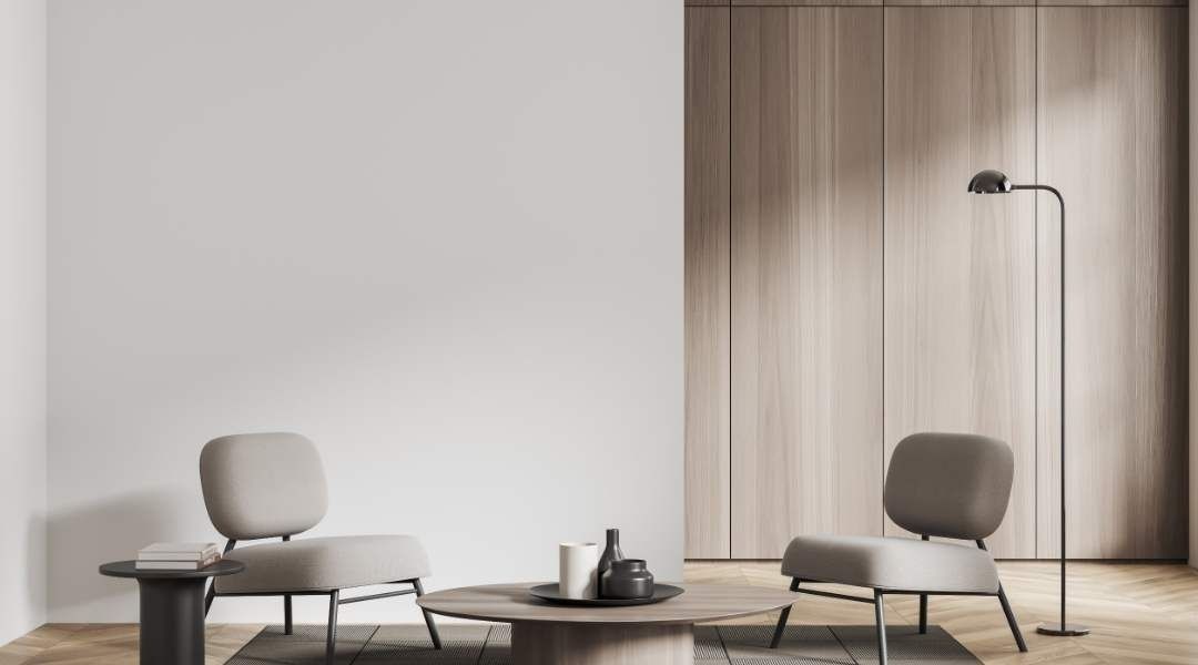 Una sala de estar con dos sillas, una mesa de café y una lámpara.