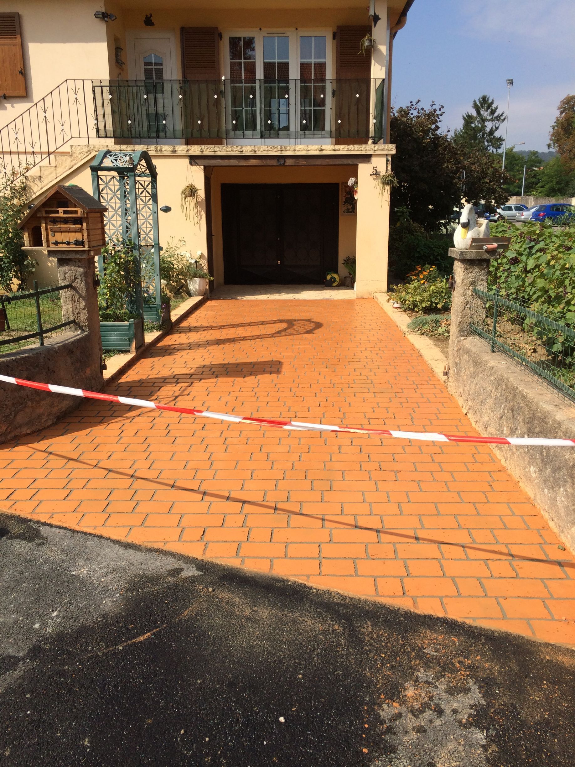 Travaux de dallage d'une allée de maison