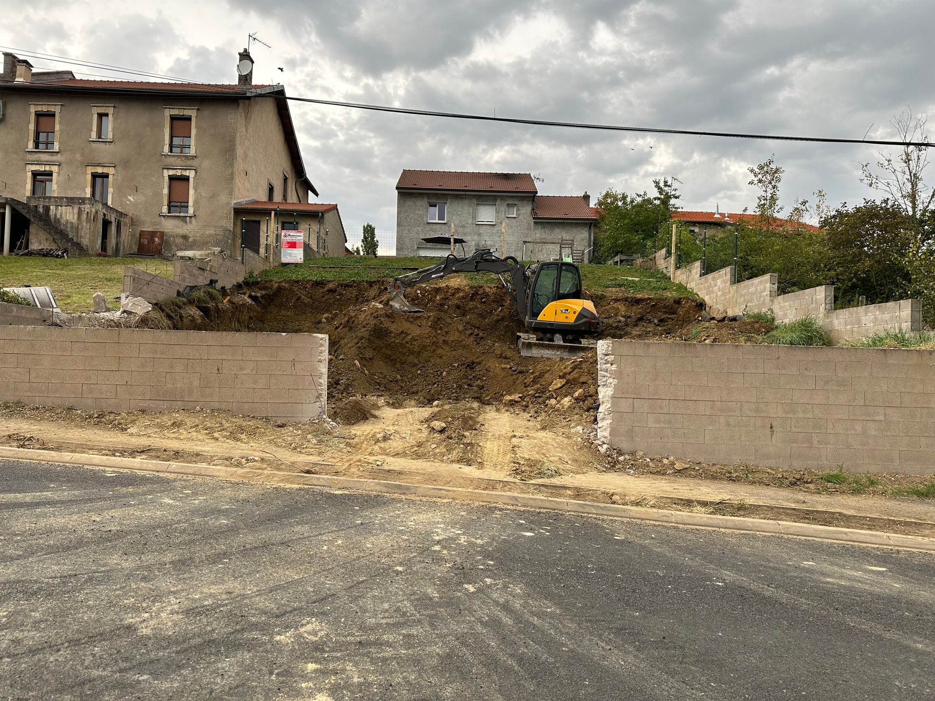 Nivellement de terrain devant maison