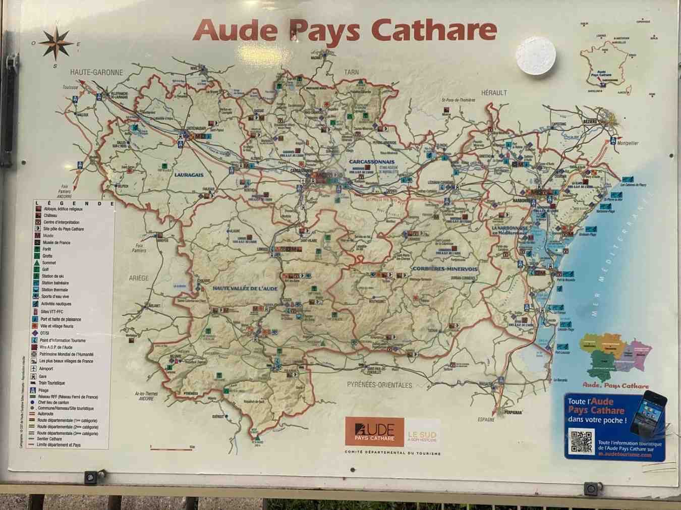 Mapa de Aude Pays Cathare con carreteras, pueblos y costa en colores apagados.