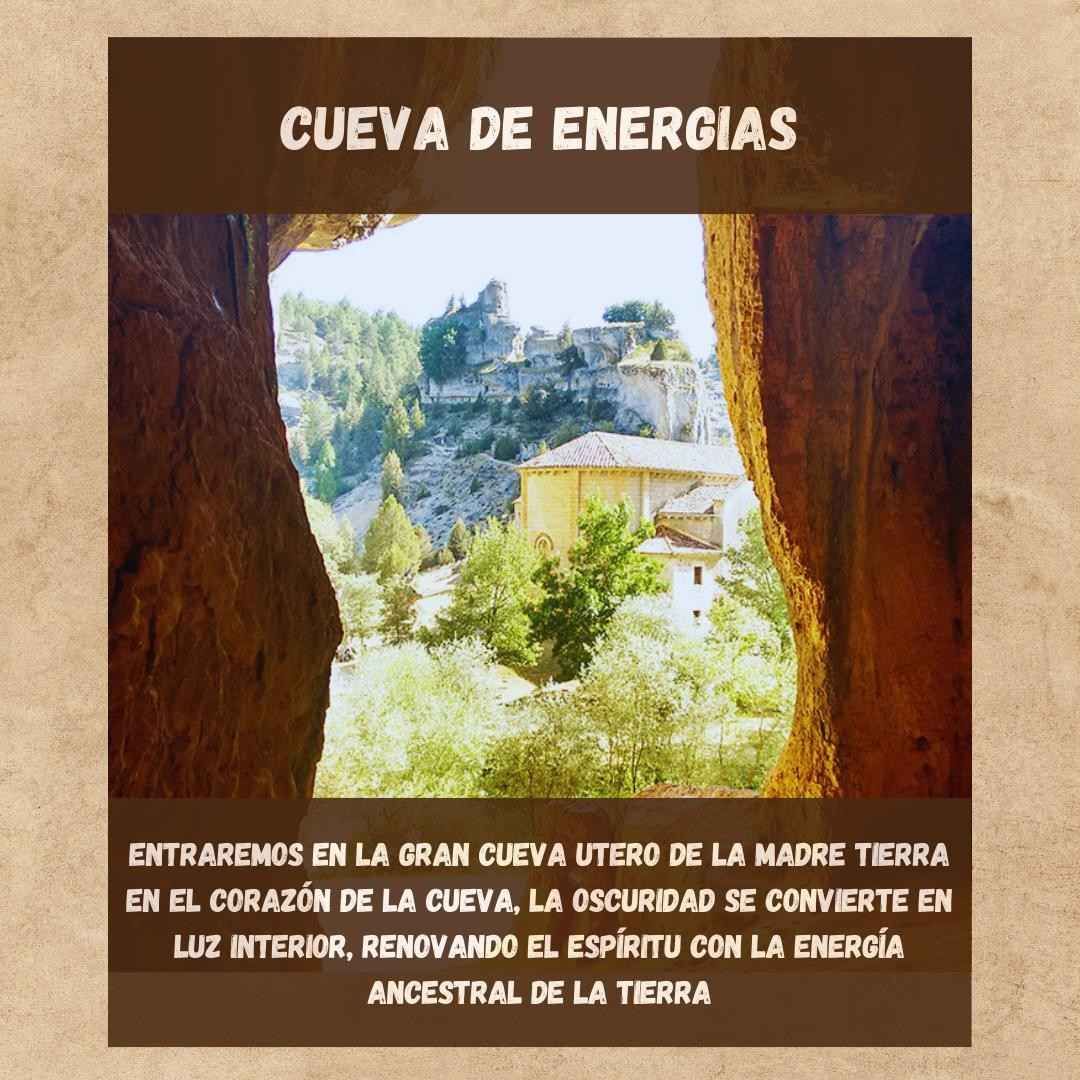Entrada de cueva con vista a un paisaje natural; cartel dice “Cueva de Energías”.
