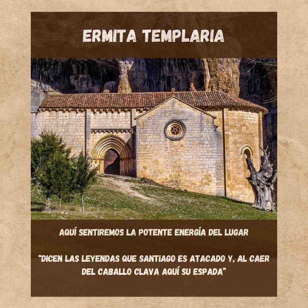 Ermita templaria al atardecer, fachada de piedra con entrada arqueada y texto en español arriba y abajo.