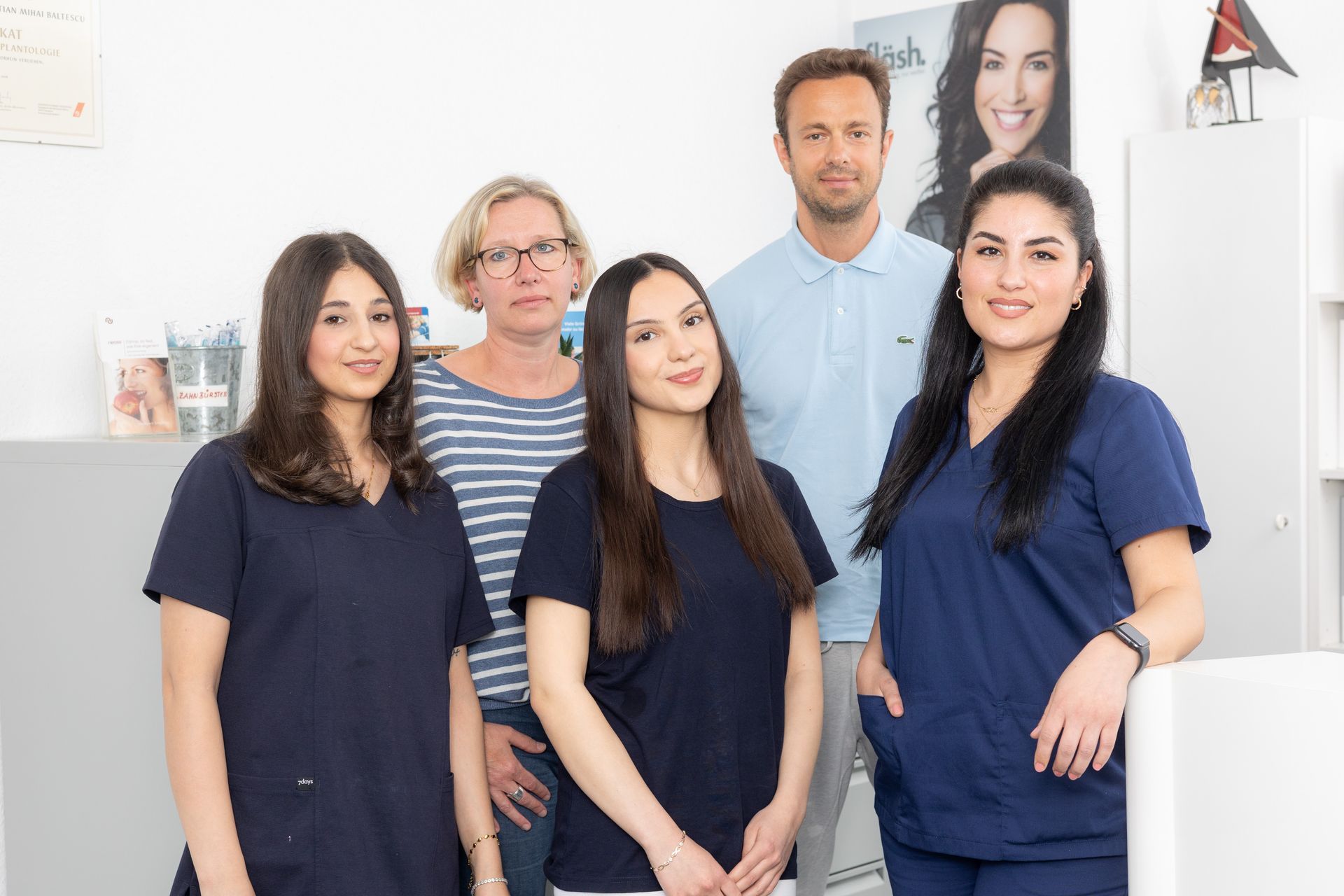 Das Team der Zahnarztpraxis Baltesscu in Duisburg