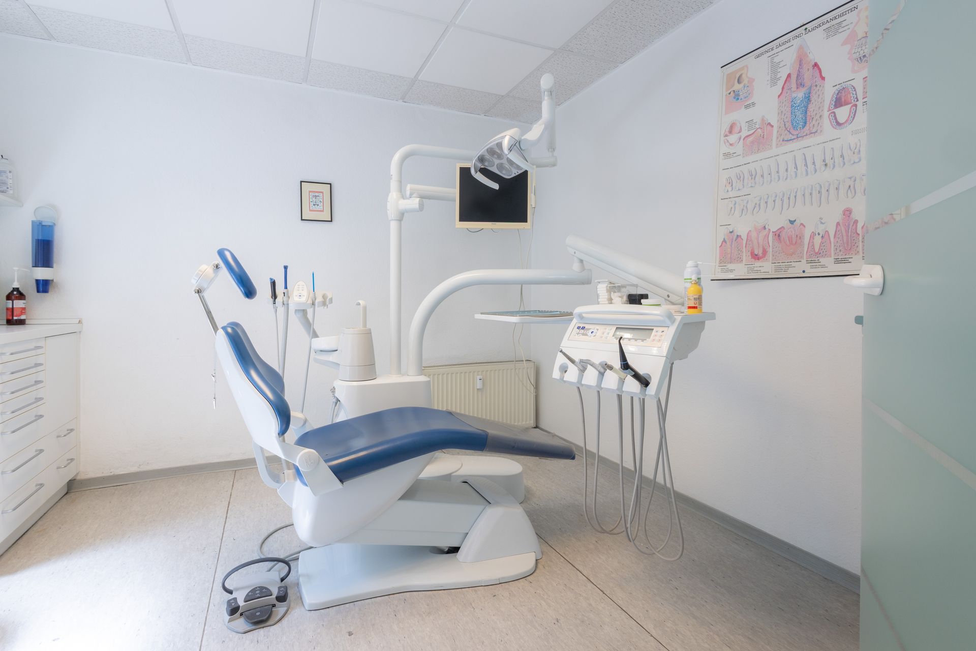 Praxisraum mit blauem Behandlungsstuhl