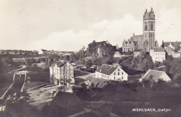 Sepia-Postkarte von Mecheln, Belgien, mit Kirchturm, dicht gedrängten Häusern und Flusstal.