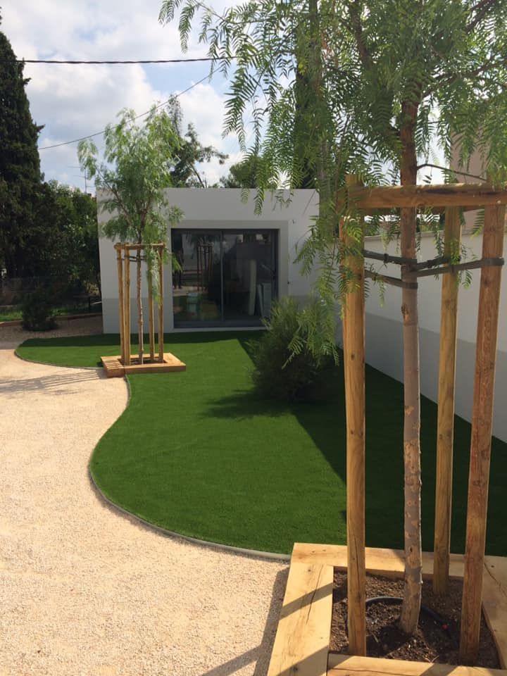 Pelouse verte devant une maison