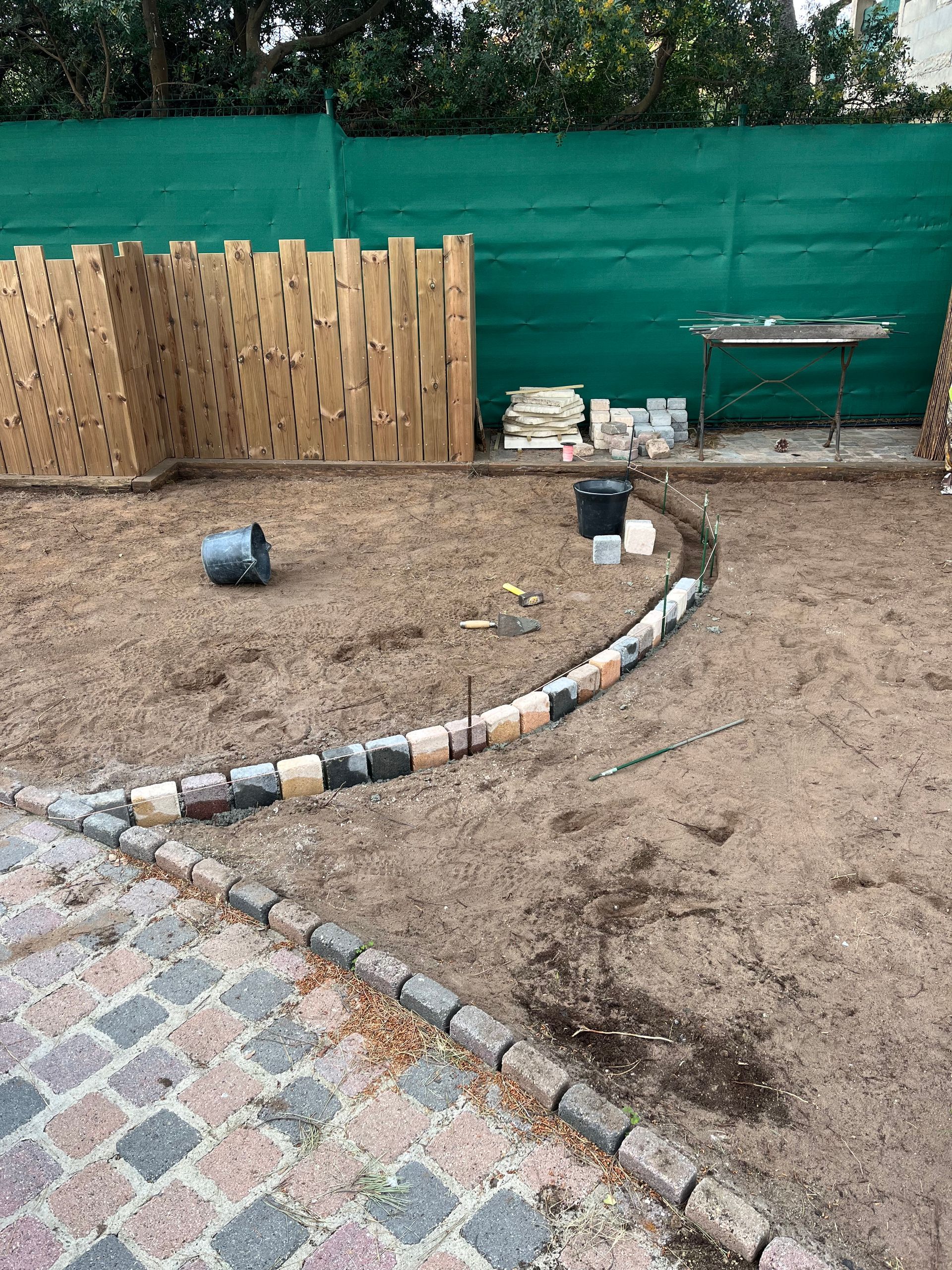 Pose de pavé au sol pour créer une motif