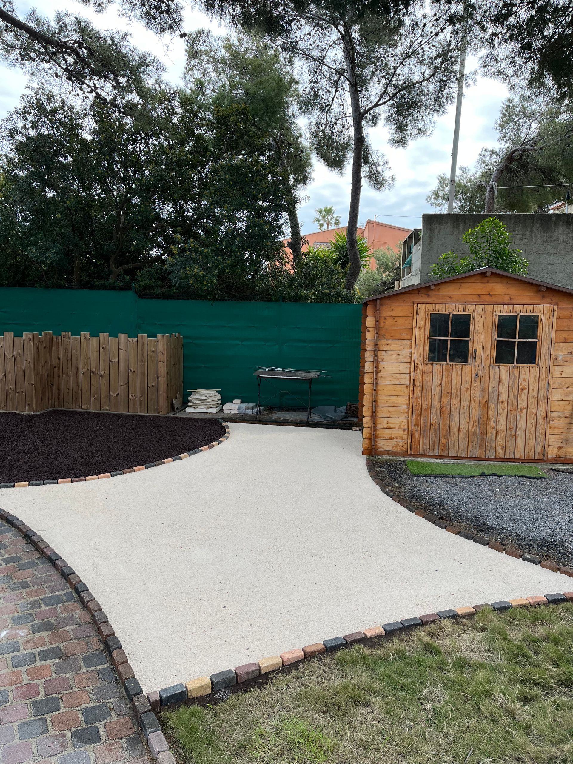 Réalisation d'un sol décoré dans une cour