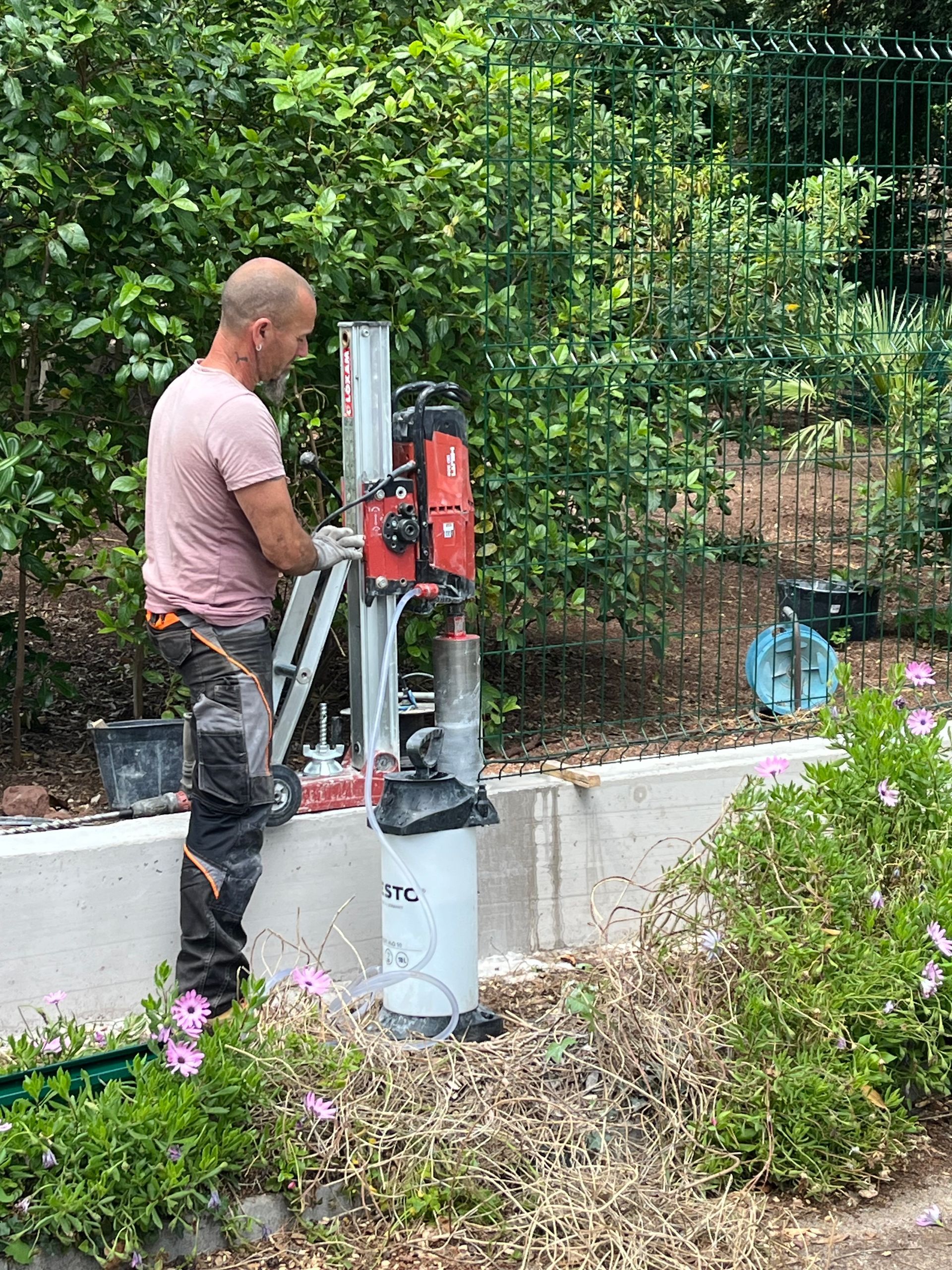 Carottage du mur pour scellement d'un poteau
