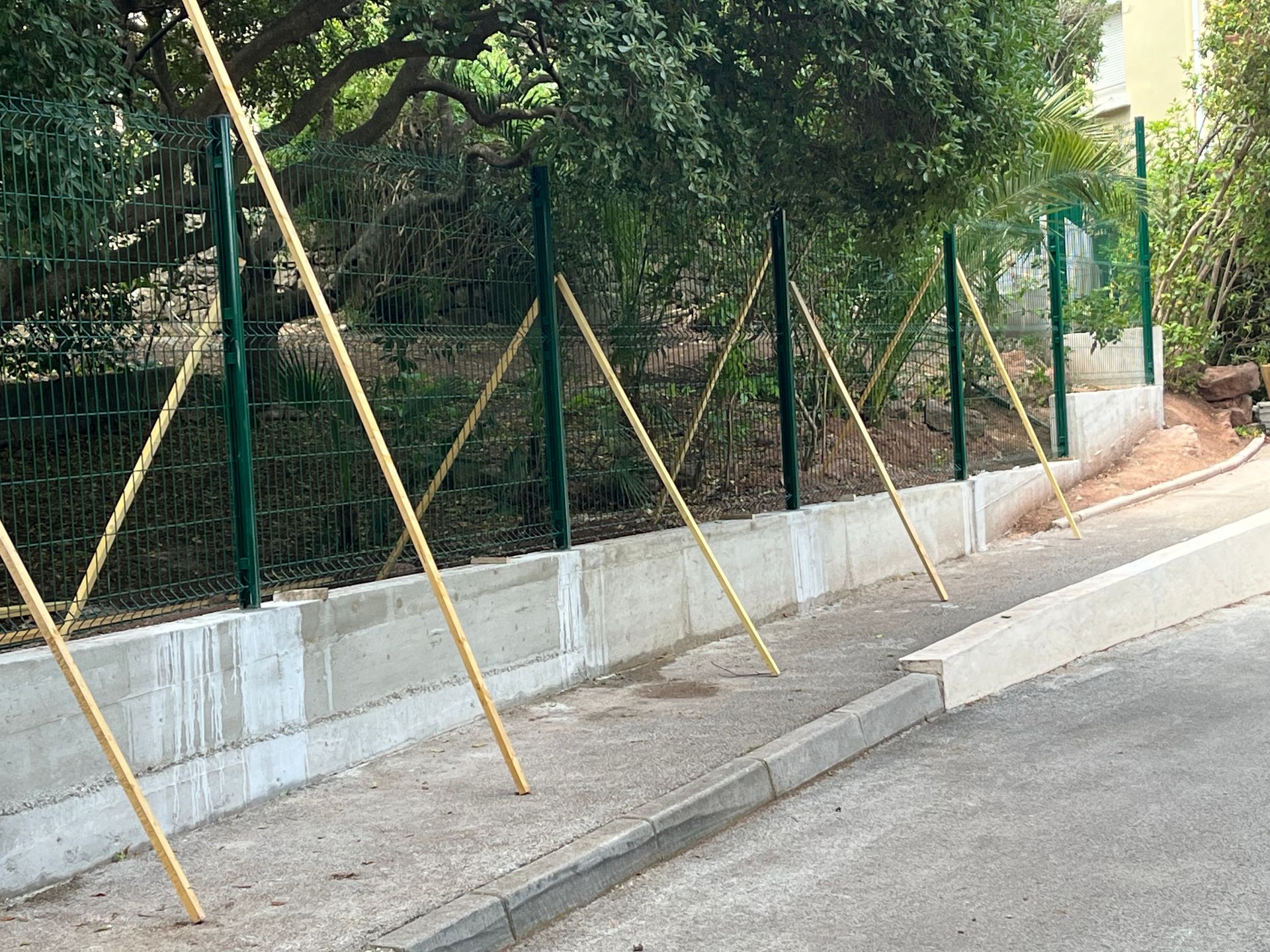 Réalisation d'une clôture avec des panneaux rigides