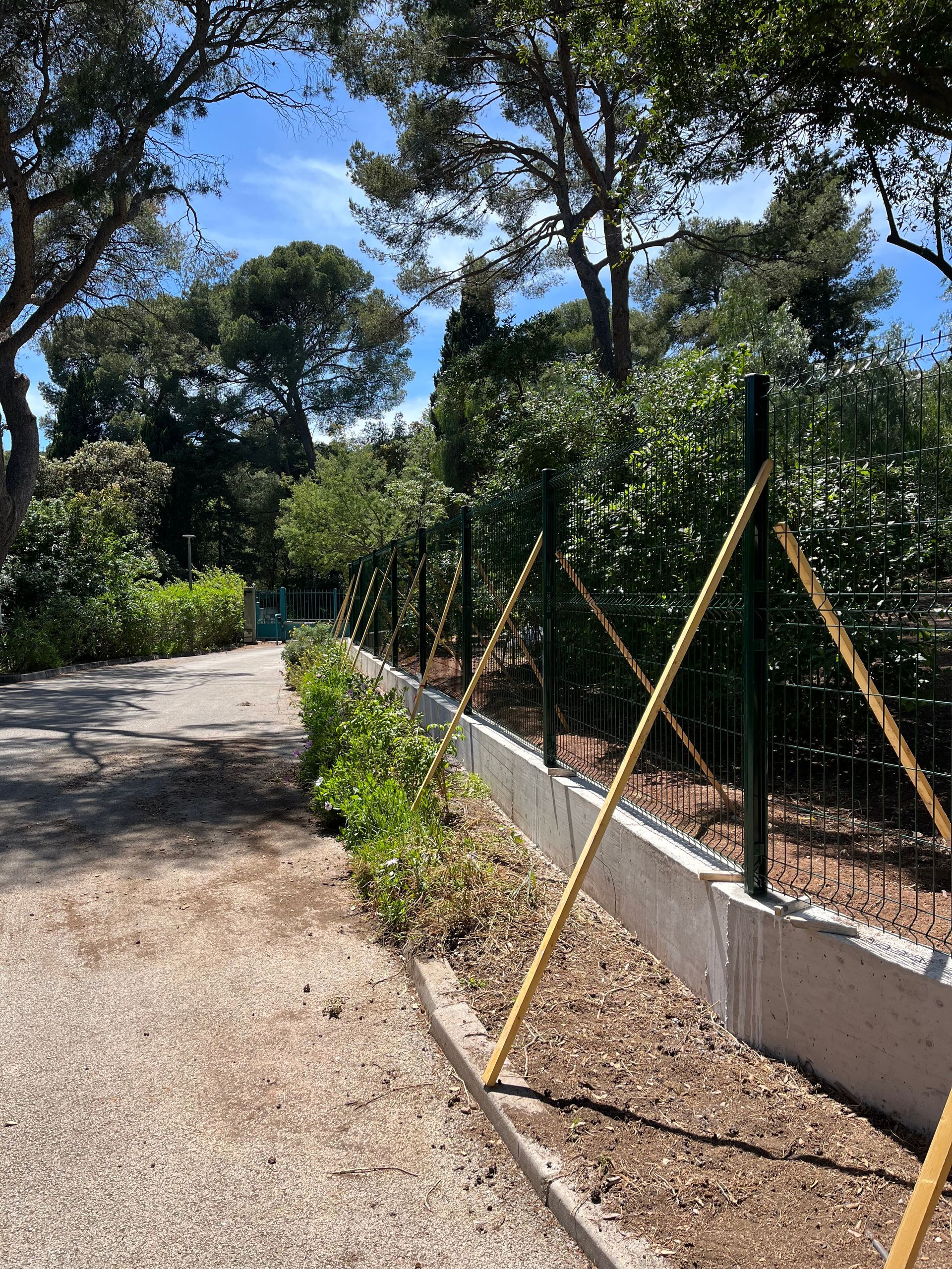 Panneaux rigides calés avec des morceaux de bois