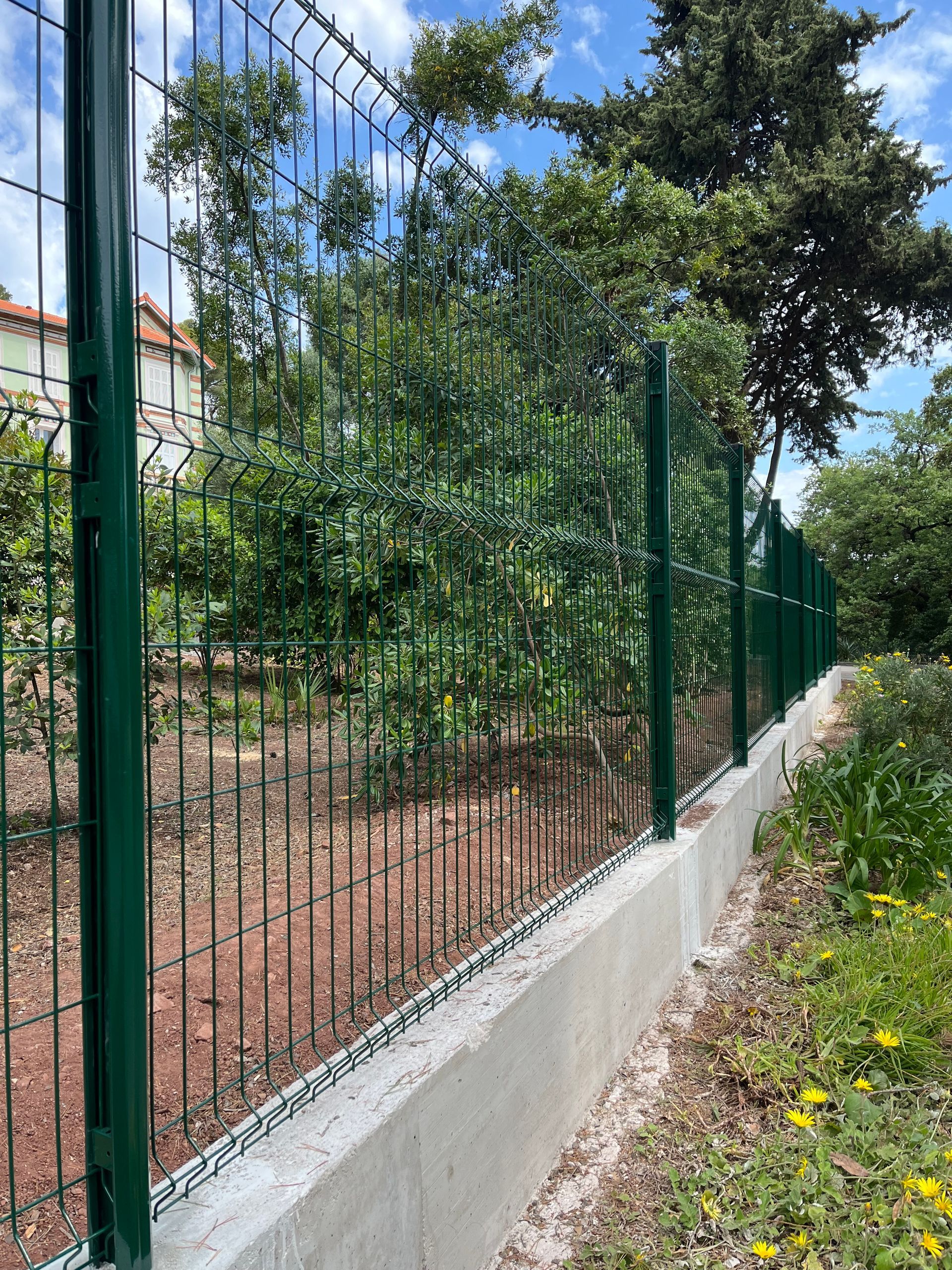 Clôture en panneau rigide de couleur verte