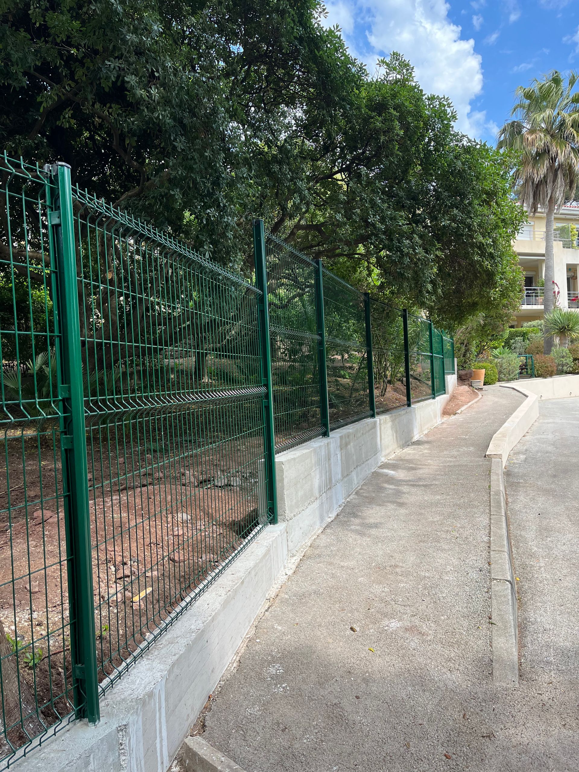 Clôture sur le bord d'une allée