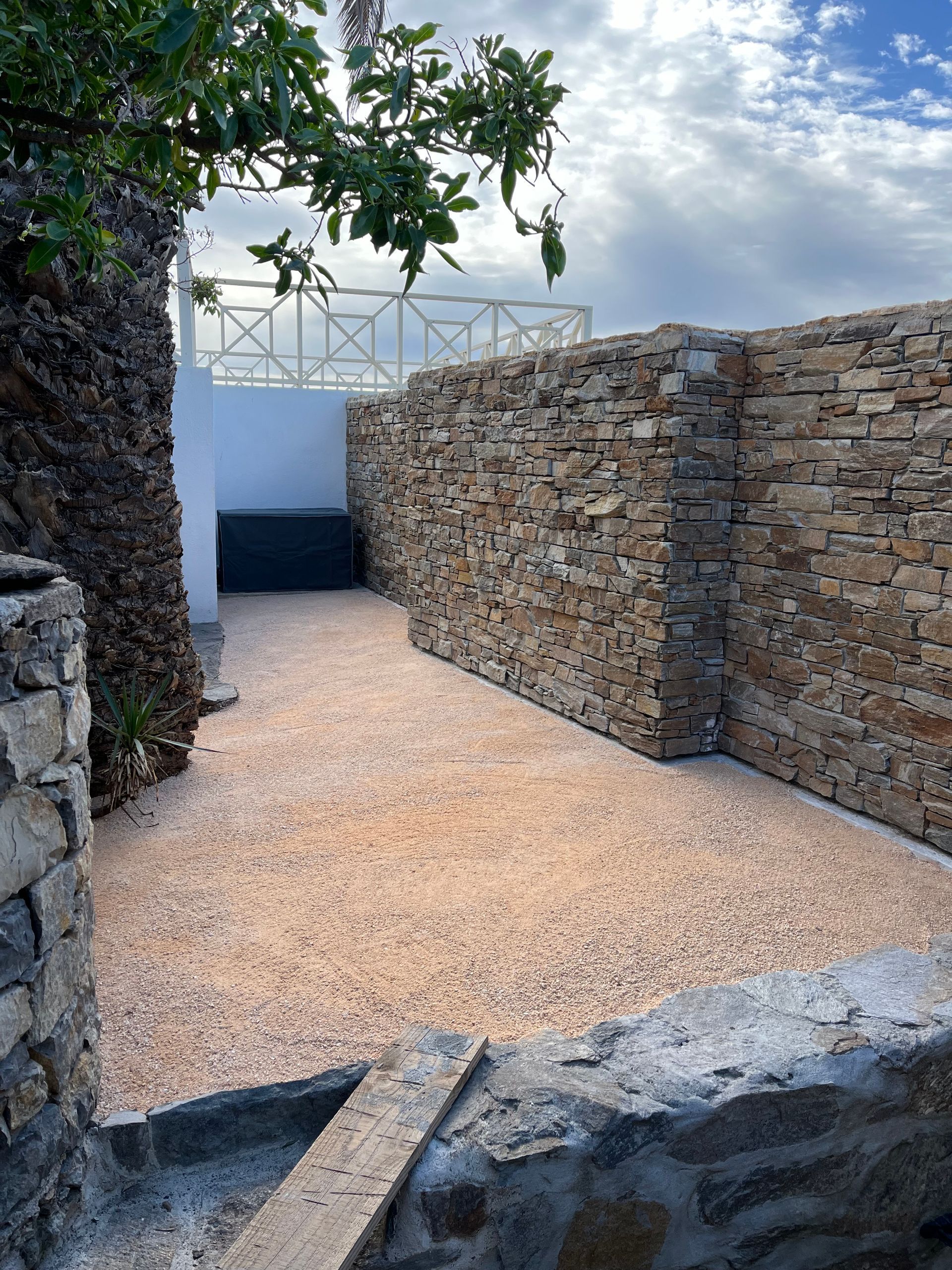 Pose de gazon synthétique en cours de travaux