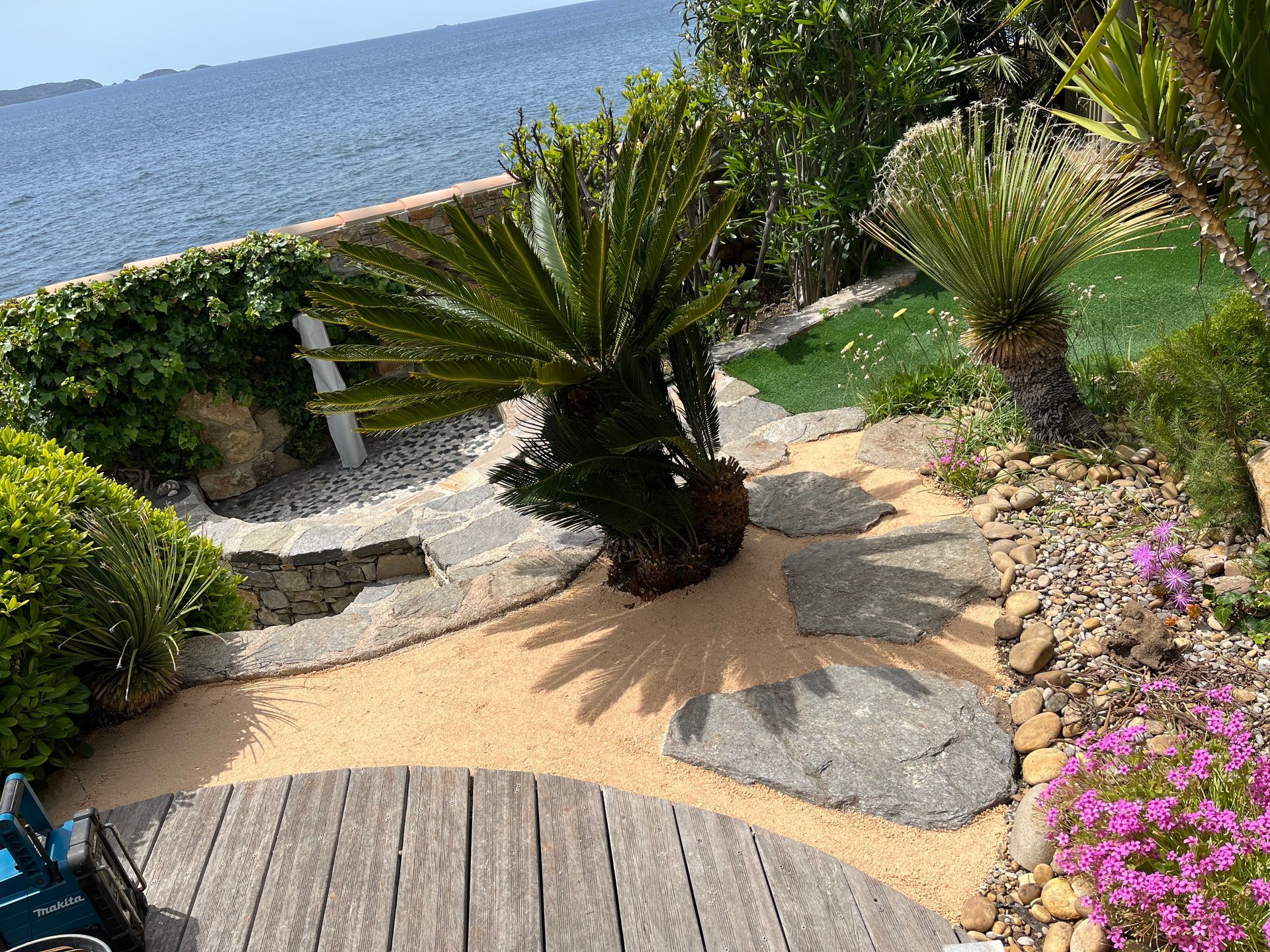 Pose d'un gazon synthétique travaux en cours