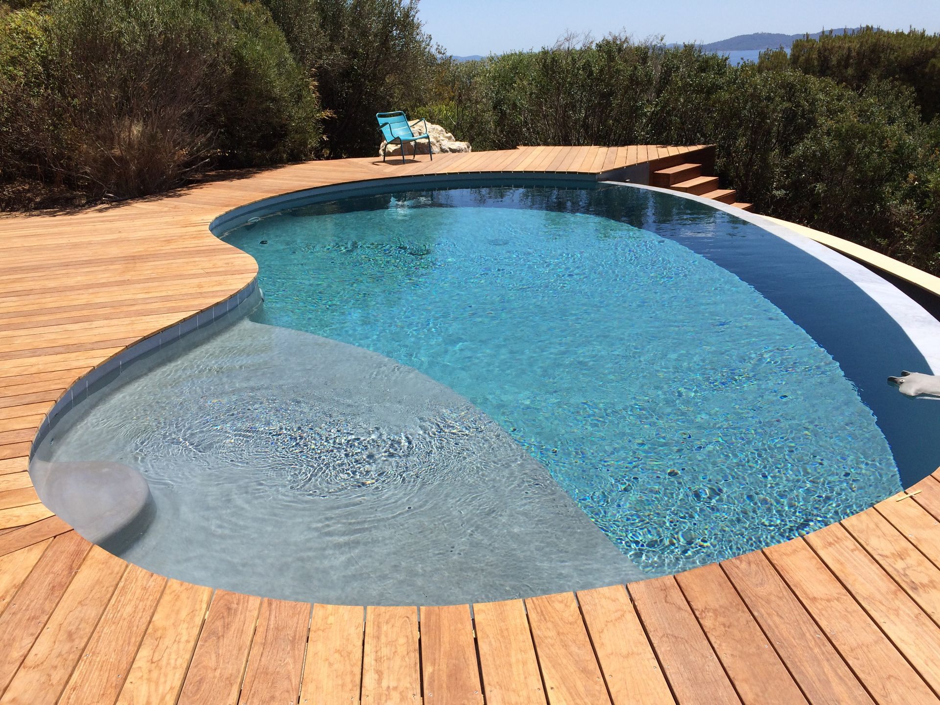 Création de terrasse en bois avec piscine