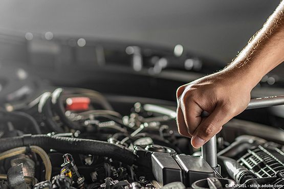 Kfz-Mechaniker bei der Arbeit