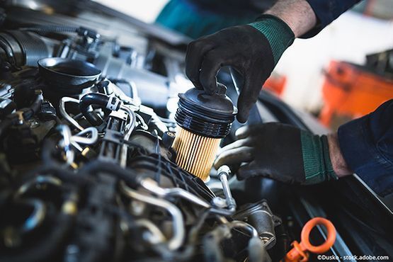 Kfz-Mechaniker bei der Arbeit