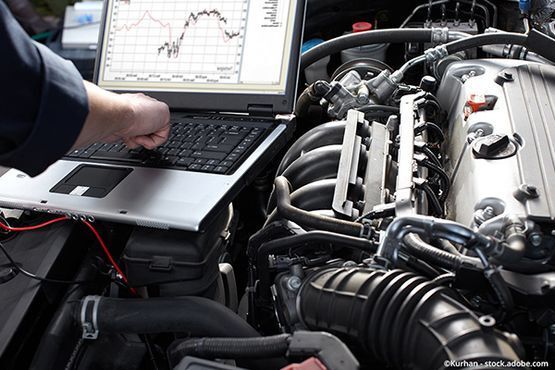 Kfz-Mechaniker bei der Arbeit