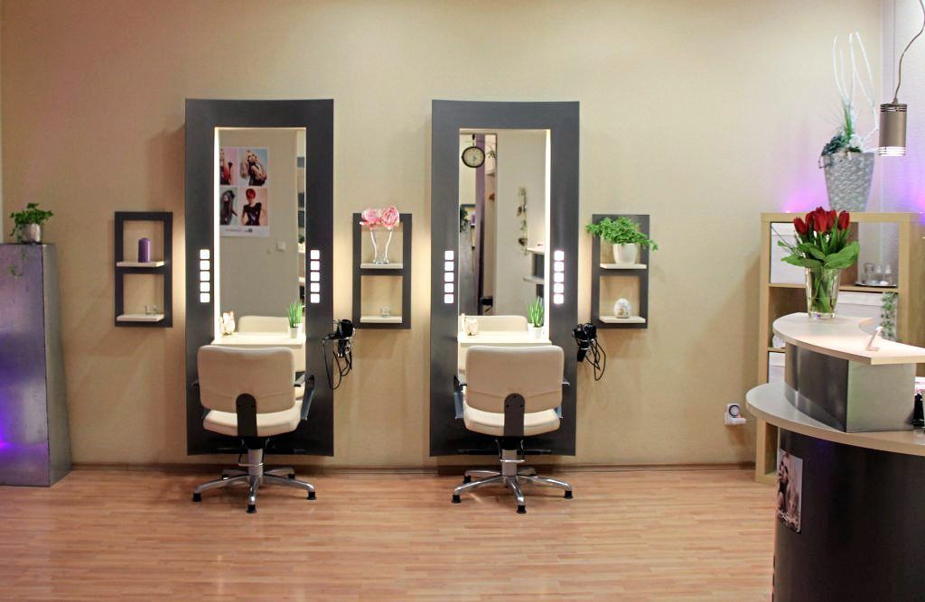 Friseur Cut & Color Salon zwei Spiegel mit Stühlen