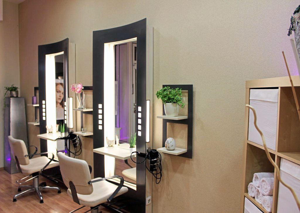 Friseur Cut & Color Salon zwei Spiegel mit Stühlen von der Seite