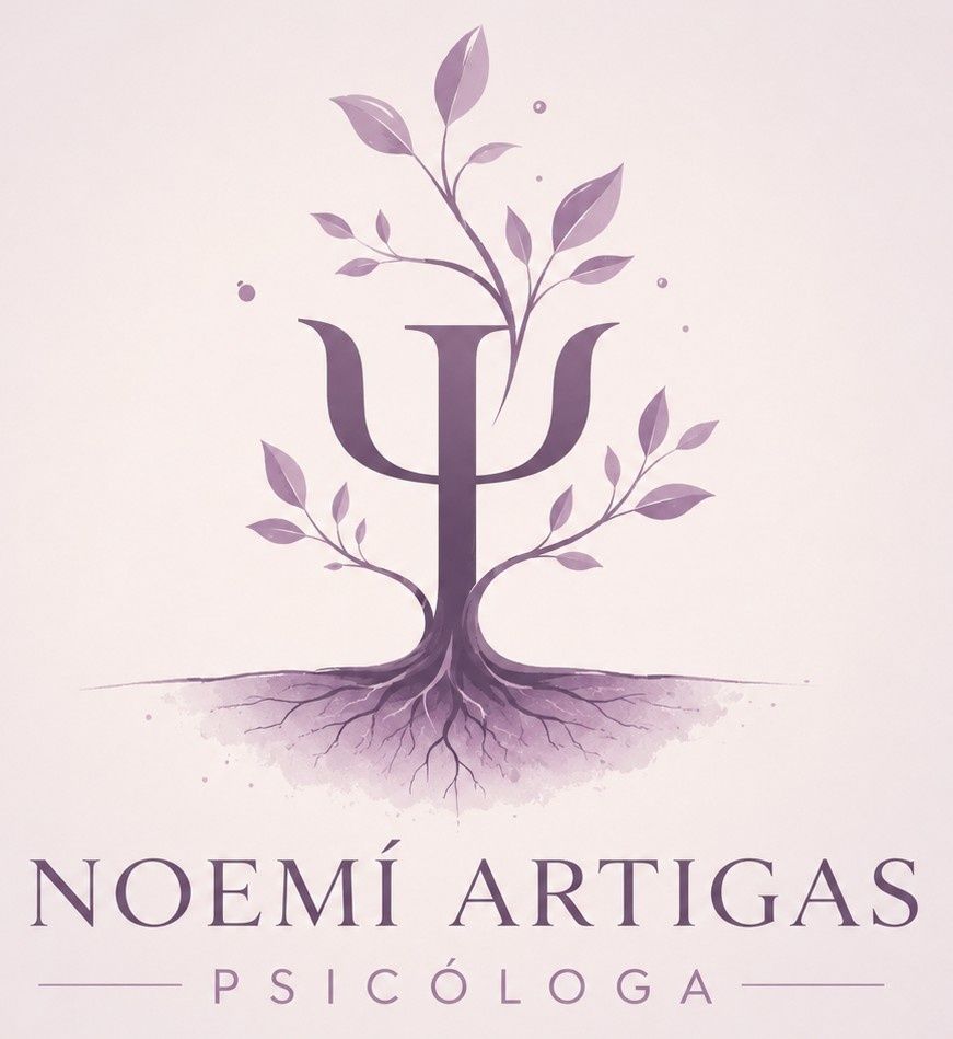 Logotipo para Noem&iacute; Artigas Psic&oacute;loga, con un &aacute;rbol de color morado con forma del s&iacute;mbolo de la psicolog&iacute;a.