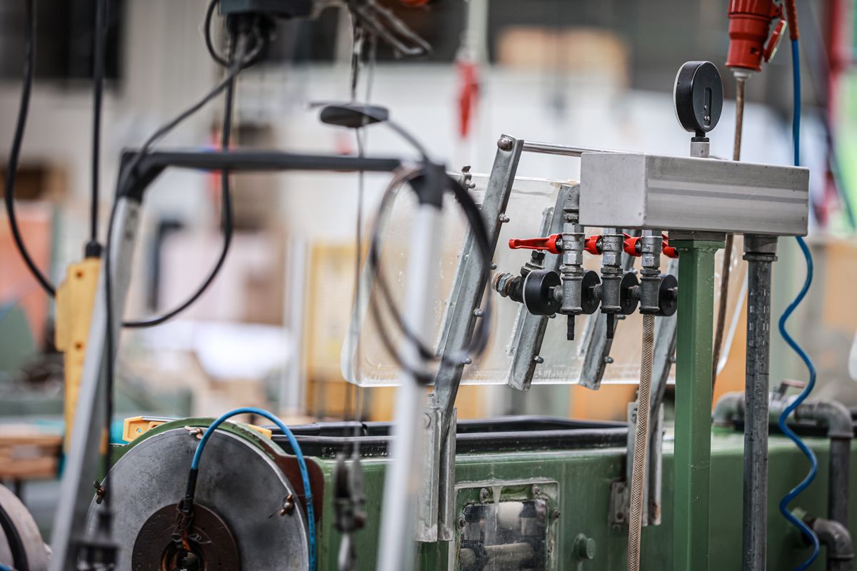 Maschinen mit Ventilen, Messgeräten und Verkabelung in einer Fabrikumgebung.