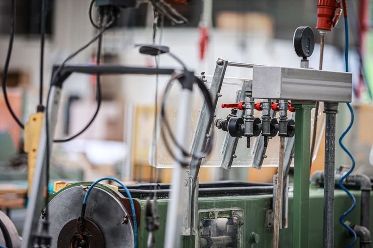 Maschinen mit Ventilen, Messgeräten und Verkabelung in einer Fabrikumgebung.