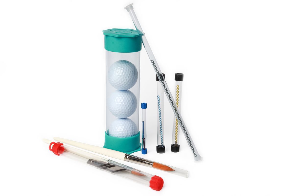 Sammlung durchsichtiger, zylindrischer Röhrchen mit farbigen Kappen, einige davon mit Messgeräten, vor blauem Hintergrund.