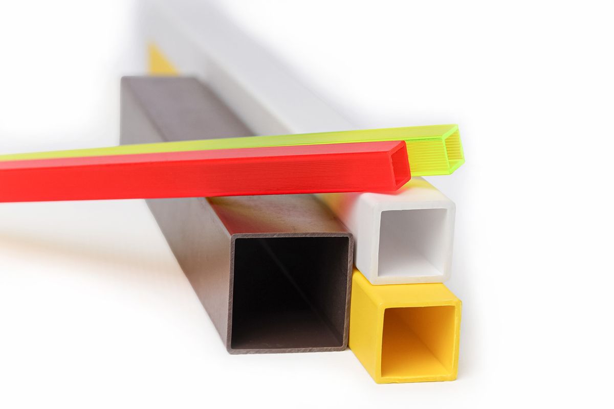 Verschiedene bunte Kunststoff-Profilrohre in unterschiedlichen Formen und Größen.