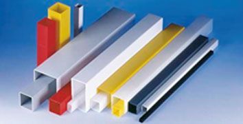 Rechteckige Kunststoffschläuche in verschiedenen Farben und Größen auf blauem Hintergrund.