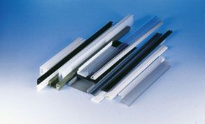 Ein Stapel unterschiedlich großer, durchscheinender und schwarzer Kunststoffkanäle auf einem blauen Hintergrund.