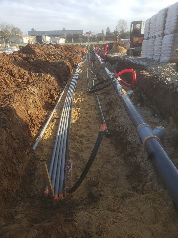 Tranchée souterraine pour l'installation de canalisations et de câbles sur un chantier de construction