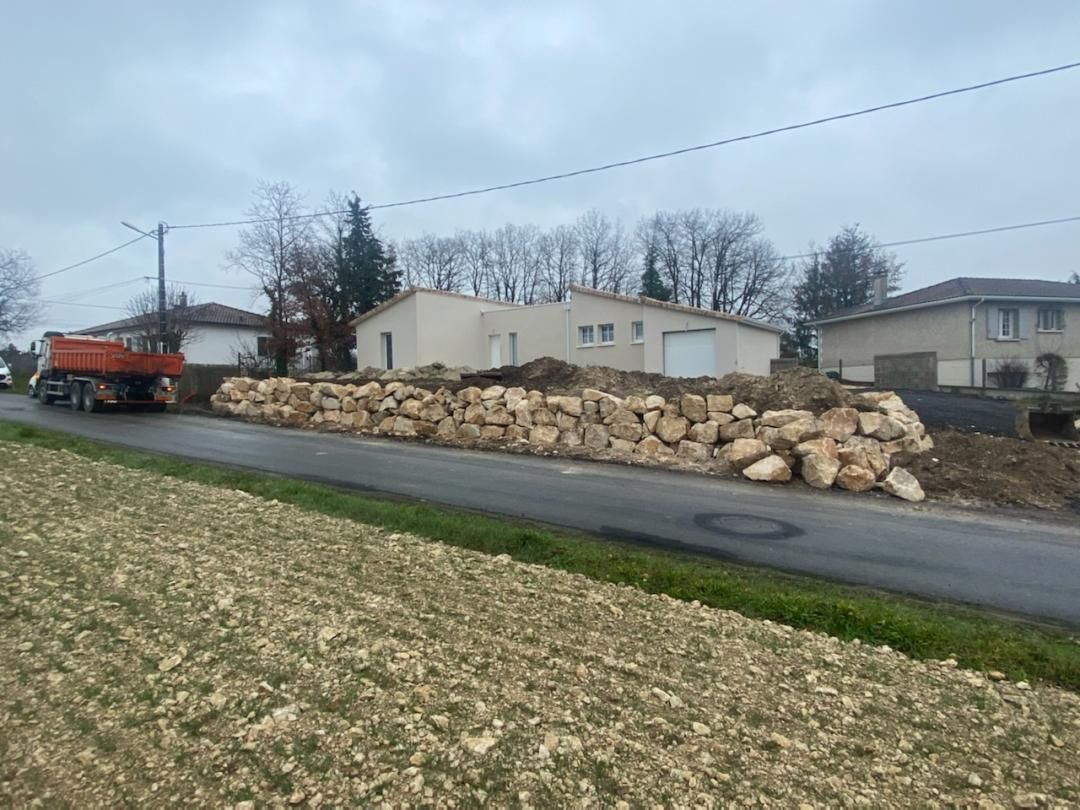 Un camion transportant de gros rochers dans une rue résidentielle d'un quartier