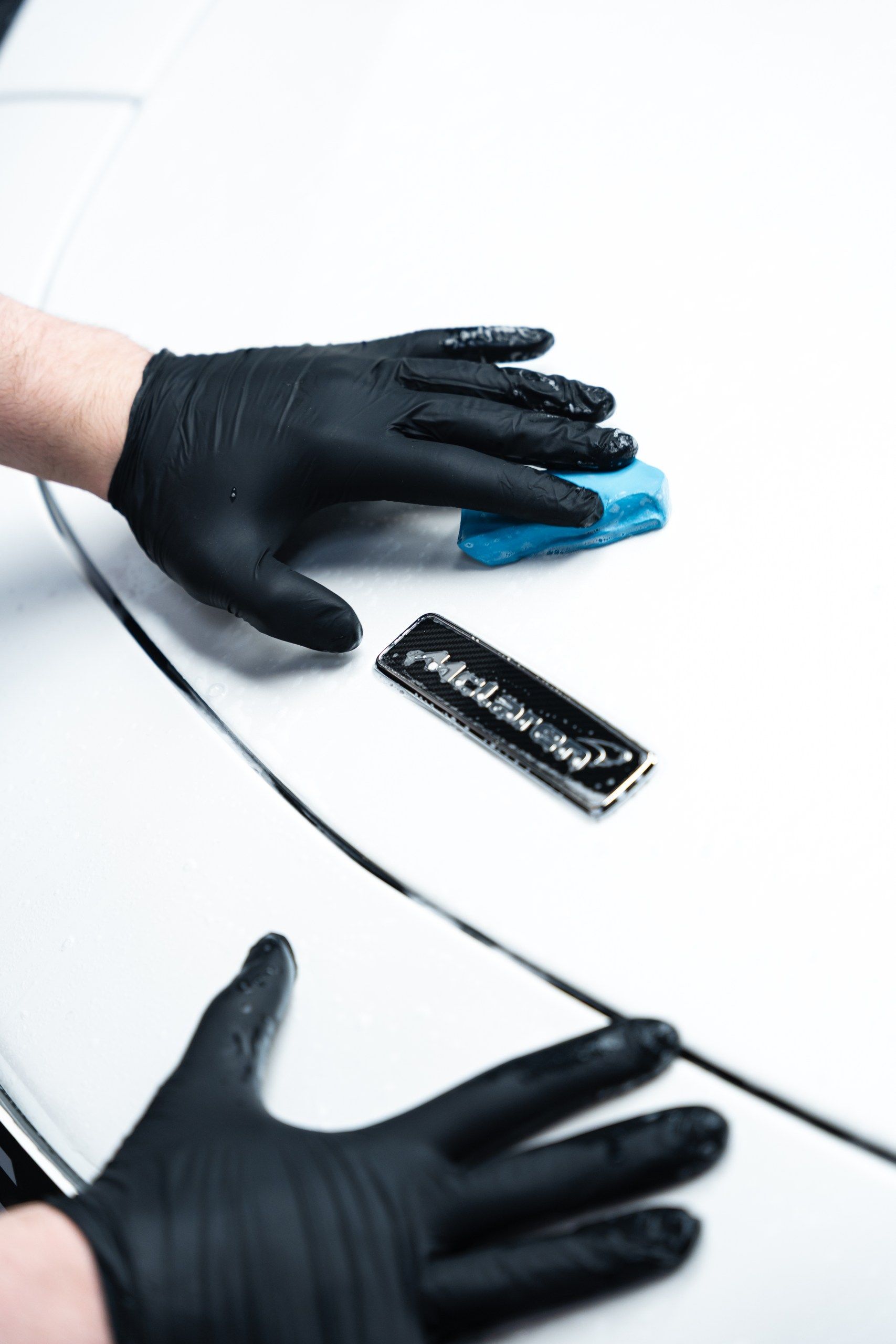 Mains portant des gants noirs.