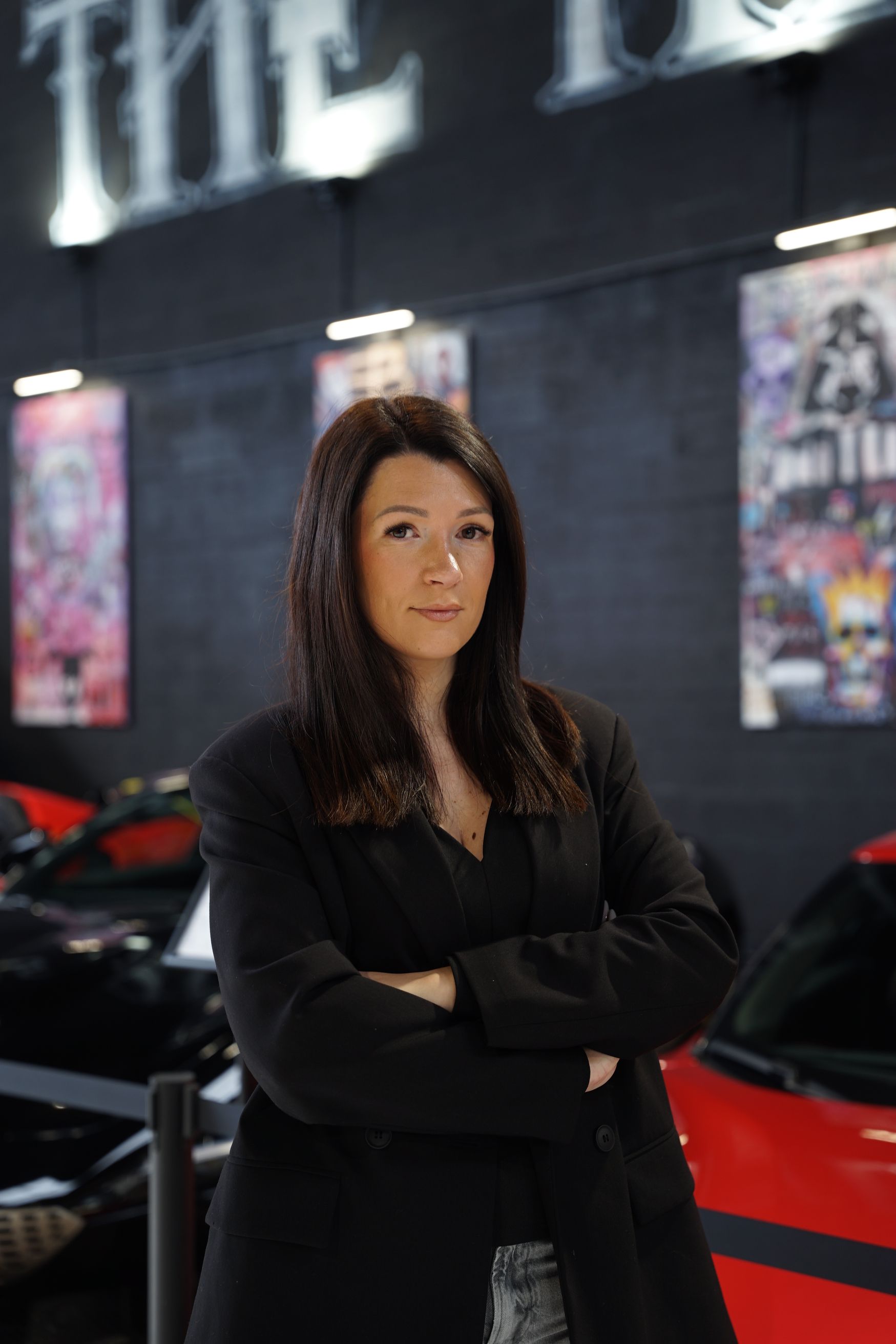 Silhouette d'une personne portant une veste à capuche avec l'inscription « BEMA life » dans le dos.