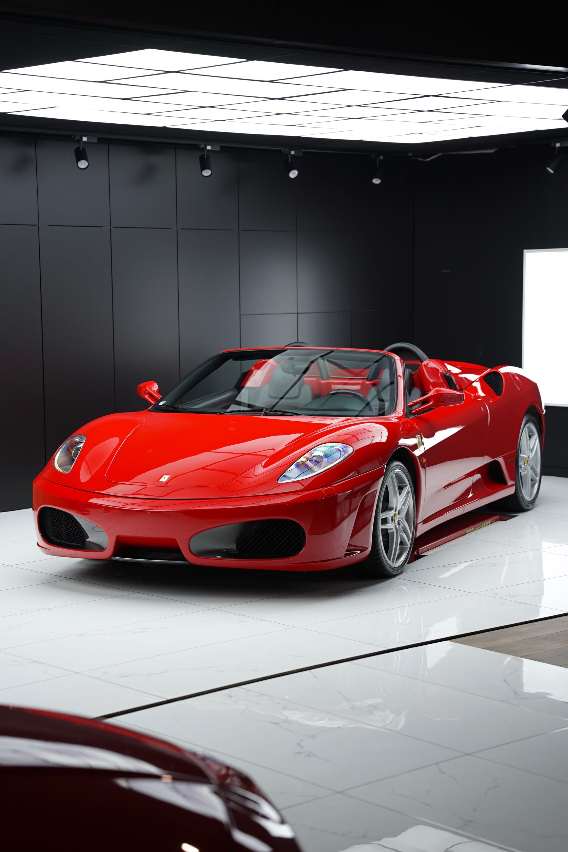 Une Bentley noire garée dans un showroom.